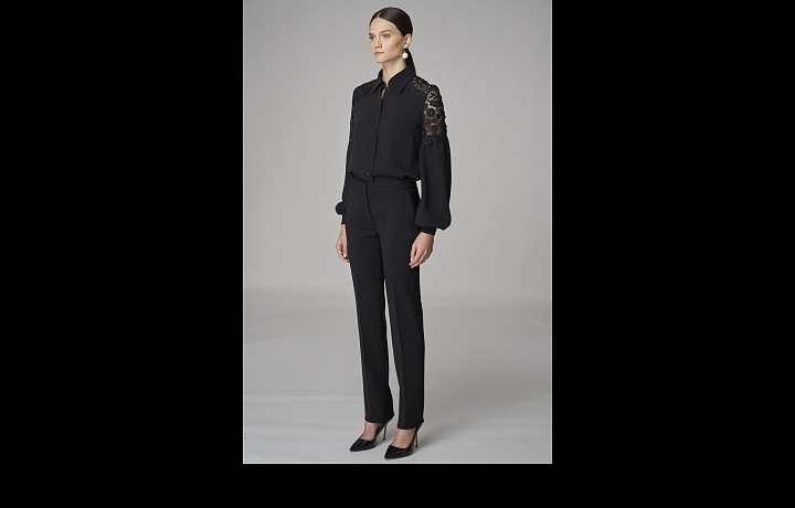 Žena v černé halence a kalhotech