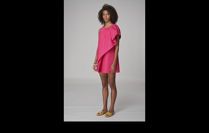 Žena v růžových šatech