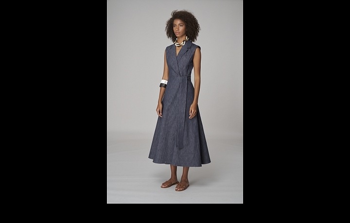 Žena v modrách midi šatech