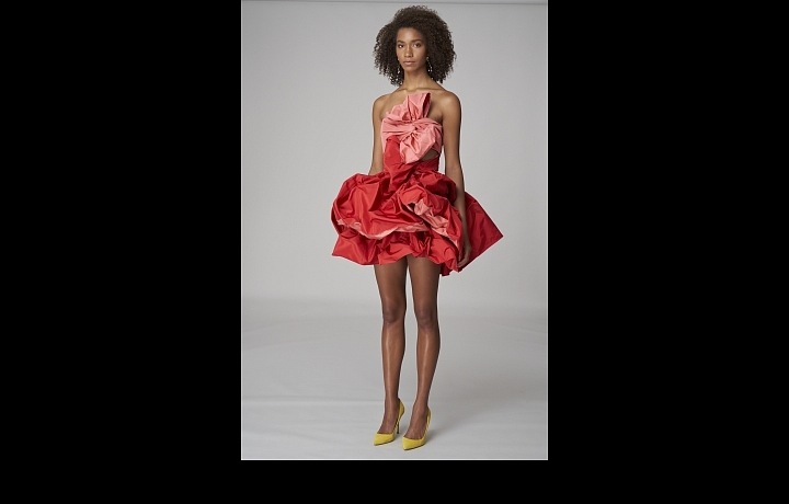 Žena v červerných šatech