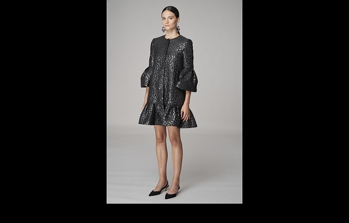 Žena v černých lesklých šatech