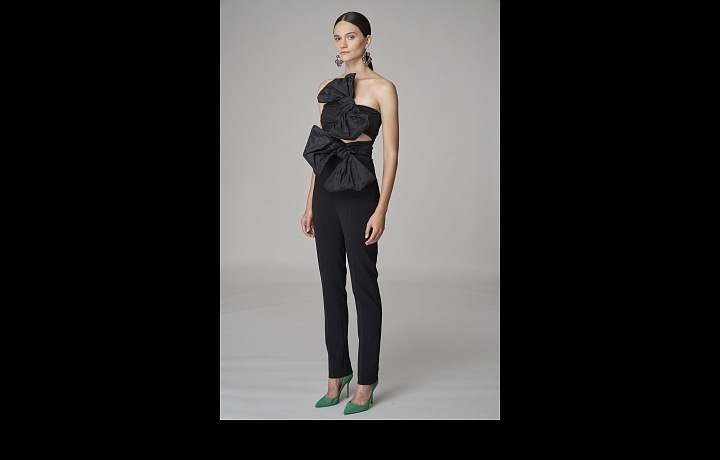 Žena v černém kostýmu