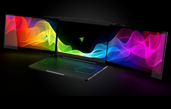 Notebook se 3 displeji