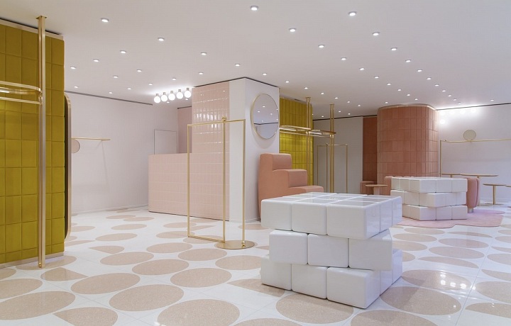 Božský interiér butiku RED Valentino