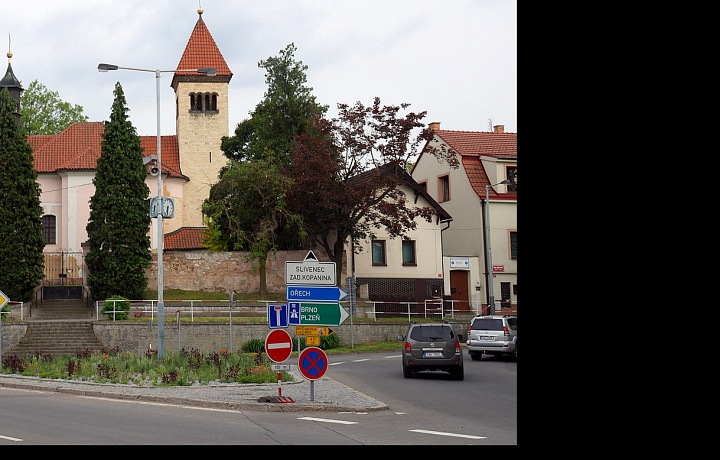 Centru Řeporyj vévodí starý kostel