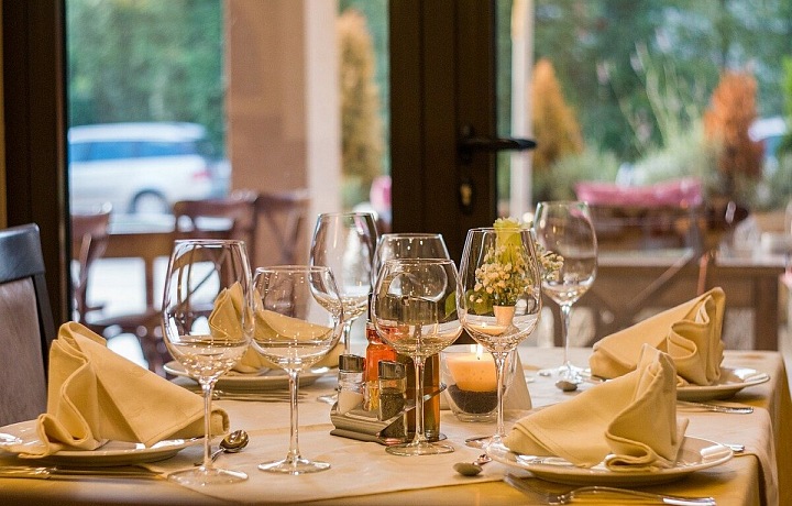 Restaurace zůstávají zavřené.