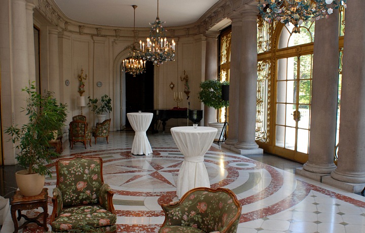 Krásné zázemí, vzadu zimní zahrada