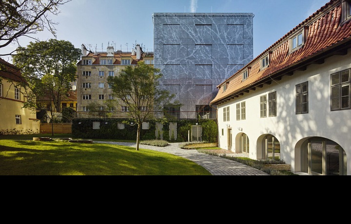 Ricardo Bofill, Obecní dvůr v Praze