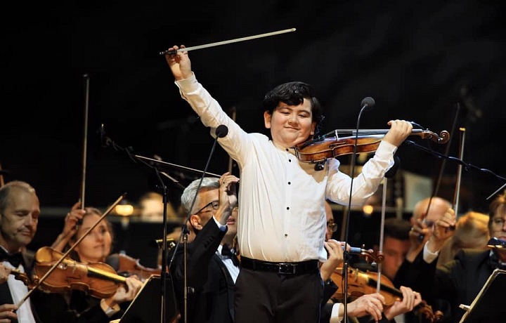 Richard Kollert při koncertě. 