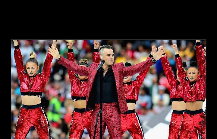 Robbie Williams během svého vystoupení na FIFA 2018