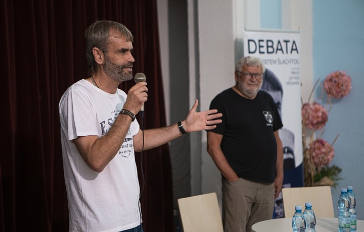 Robert Šlachta na přednášce s novinářem Josefem Klímou.