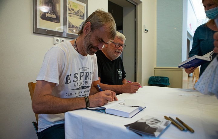 Robert Šlachta na přednášce s novinářem Josefem Klímou.