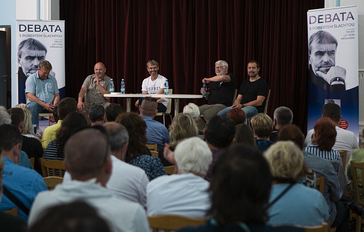 Robert Šlachta na přednášce s novinářem Josefem Klímou.