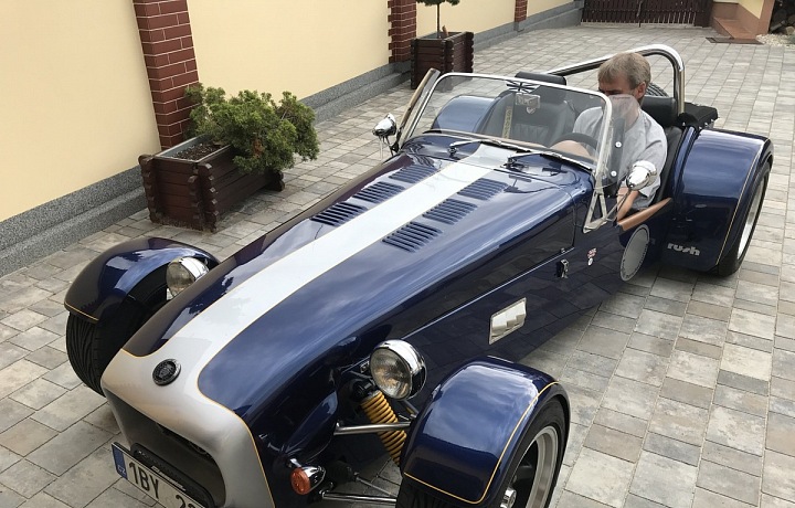 Robert Šlachta ve svém oblíbeném sportovním autě.