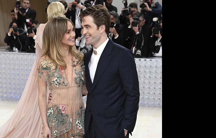 Robert Pattinson a Suki Waterhouse