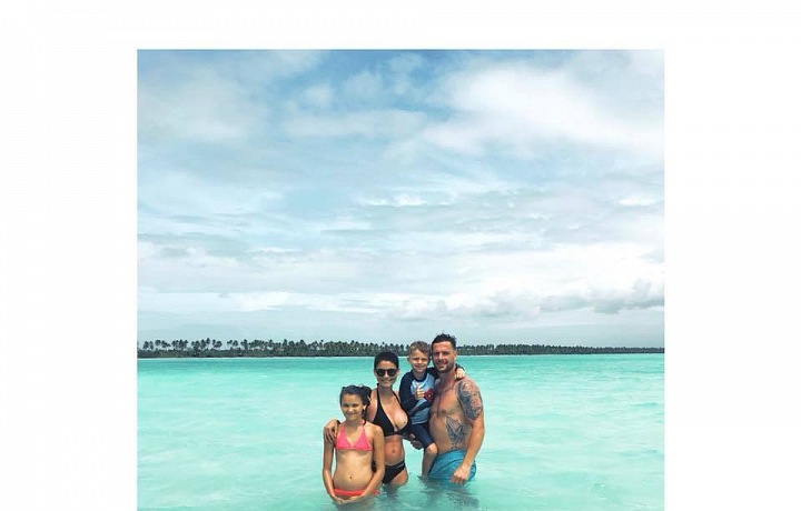 Erbová si momentálně užívá tepla se svou rodinou. 