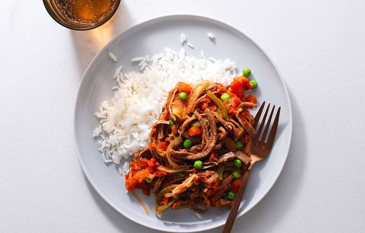 Ropa Vieja - kubánské národní jídlo. Je to guláš z trhaného hovězího masa s rajčaty a cibulí 