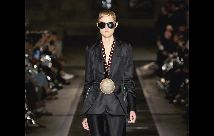 Černou doplňují luxusní náhrdelníky