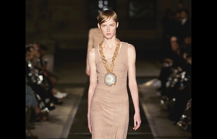 Luxusní béžové šaty