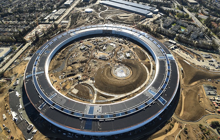 Pohled na budovu zeshora, probíhající práce