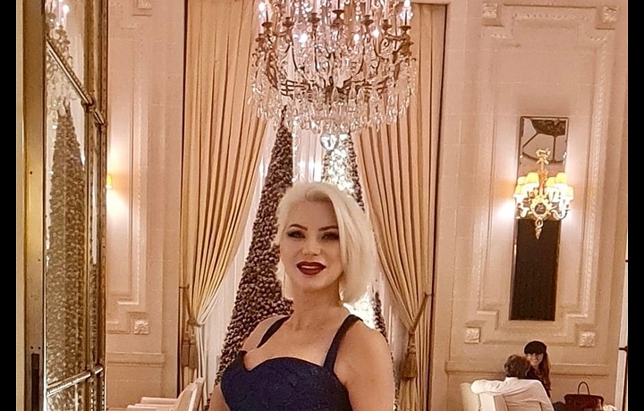 Natali Ruden v šatech. 