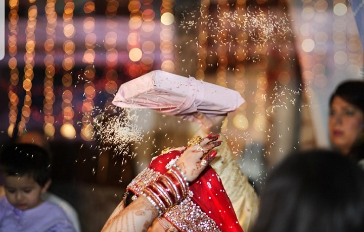 Nevěsty mohou nosit červenou barvu, protože symbolizuje lásku a vášeň