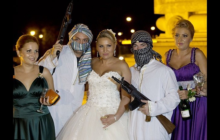 V Rumunsku je tradicí, že nevěstu před svatbou „unesou“ její přátelé a rodina