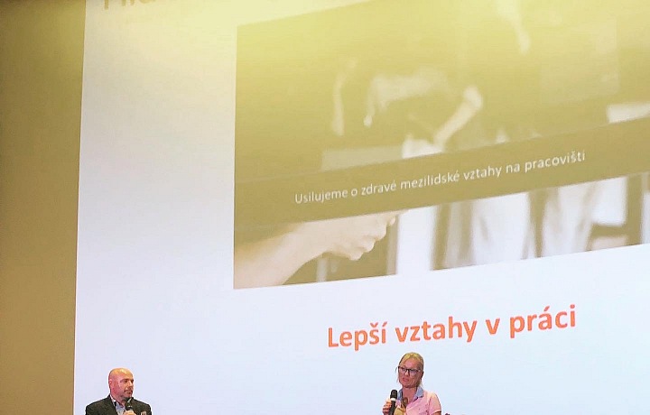 Julie Růžičková přednáší. 