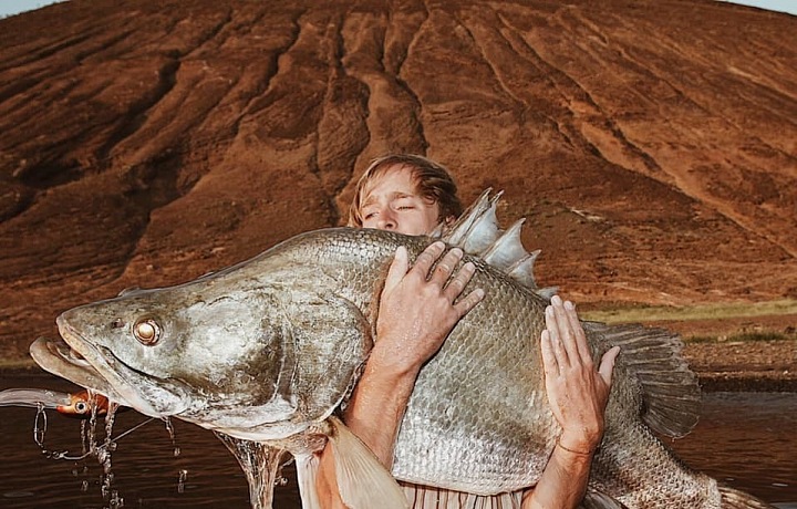 Žádná ryba není pro slavného rybáře problém. 