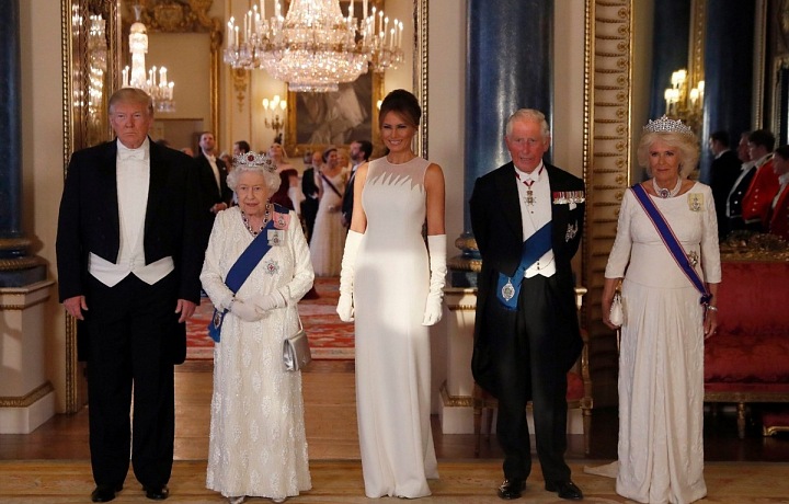 Dámy se zahalily do nevinné bílé. 