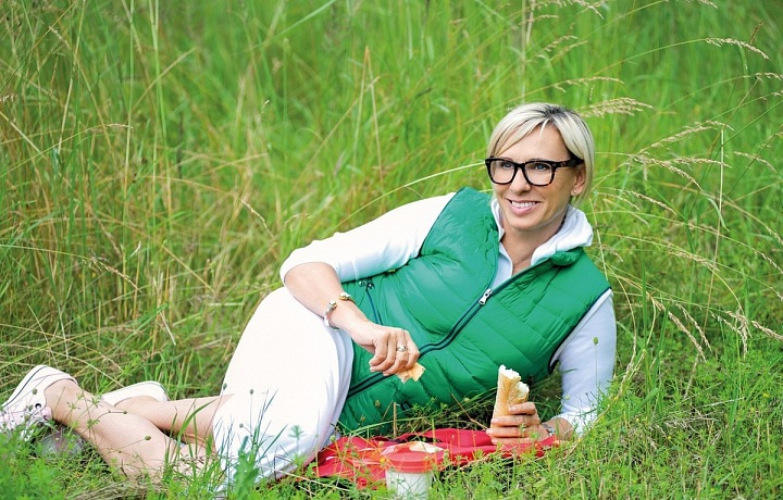 Eva ráda tráví volný čas v přírodě. 