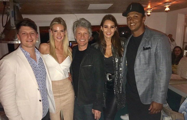 Modelka s přáteli zpěváka Jona Bon Joviho