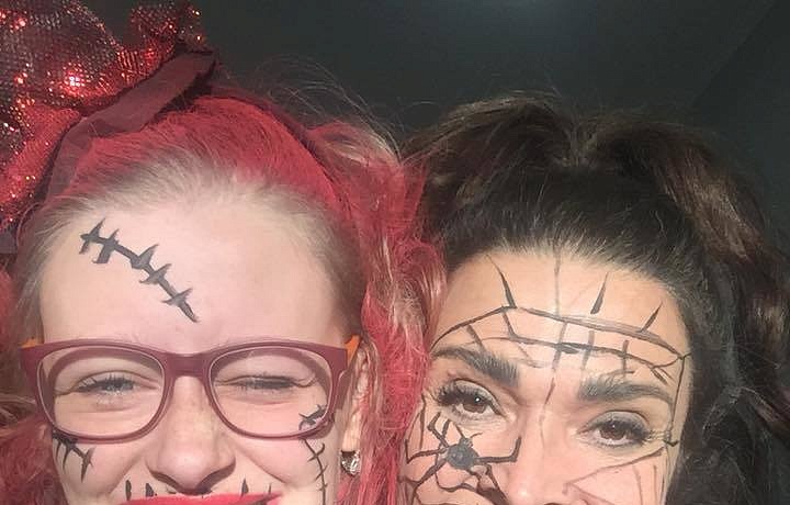 Holky si spolu užijí spoustu legrace. 