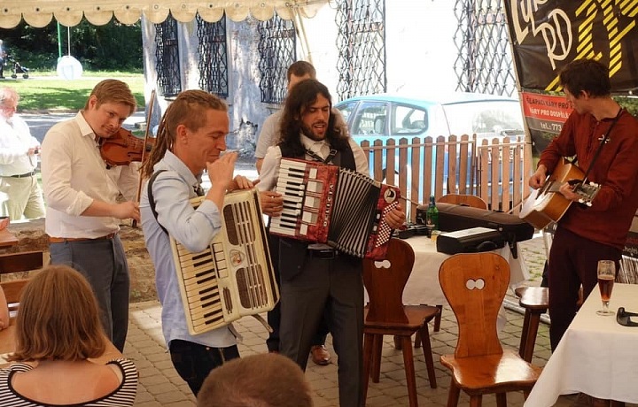 Ivan Bartoš s kolegou Mikuášem Ferjenčíkem hrají na harmoniku.