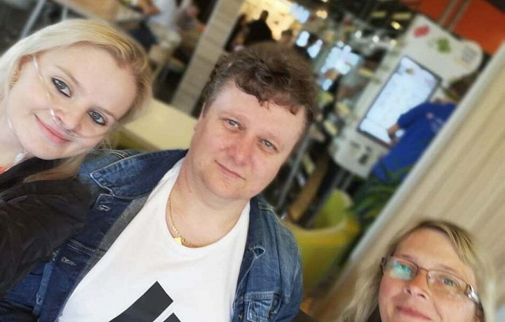 S tatínkem a nevlastní maminkou. 