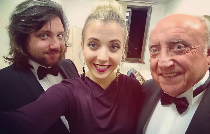 Nejbližšími osobami jsou jí táta a bratr Felixové. 