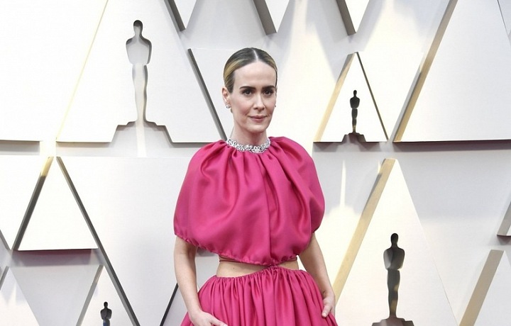Sarah Paulson - šaty Brandon Maxwell, šperky Harry Winston