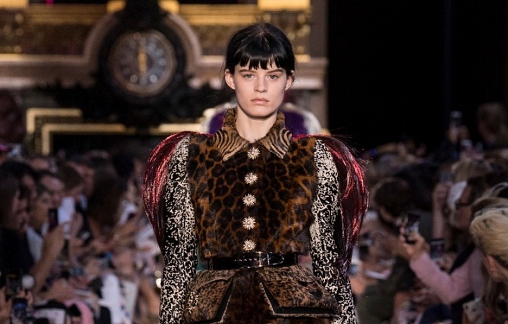 V kolekci se hojně objevují zvířecí vzory