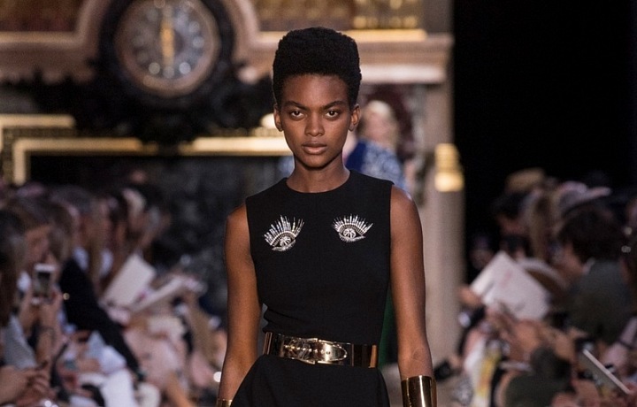 AW 2018 tvoří i luxusní elegantní róby