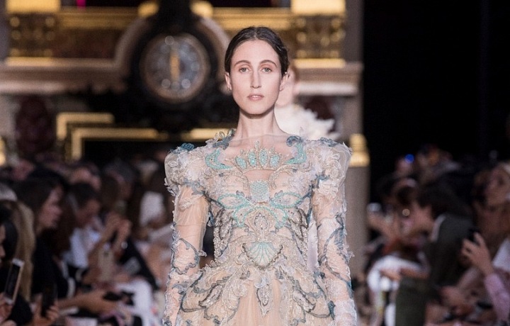 AW 2018 tvoří i luxusní elegantní róby