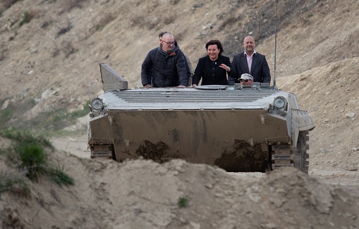 Alena Schillerová vyzkoušela i jízdu v tanku.