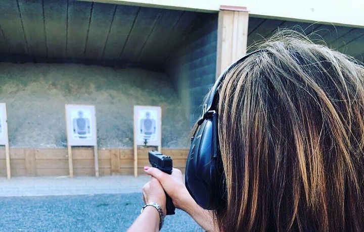 Alena Schillerová si zkusila střelbu.