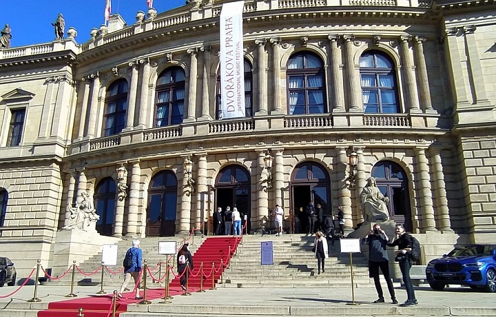 Do Rudolfina vede červený koberec. 