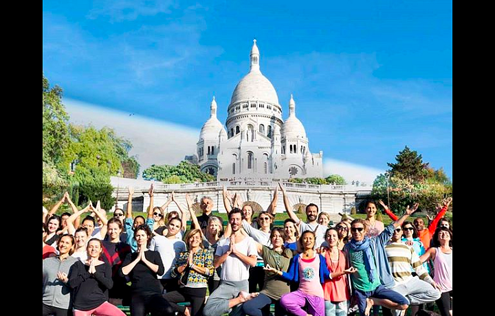 Jóga na festivalu Fête des Vendanges de Montmartre.