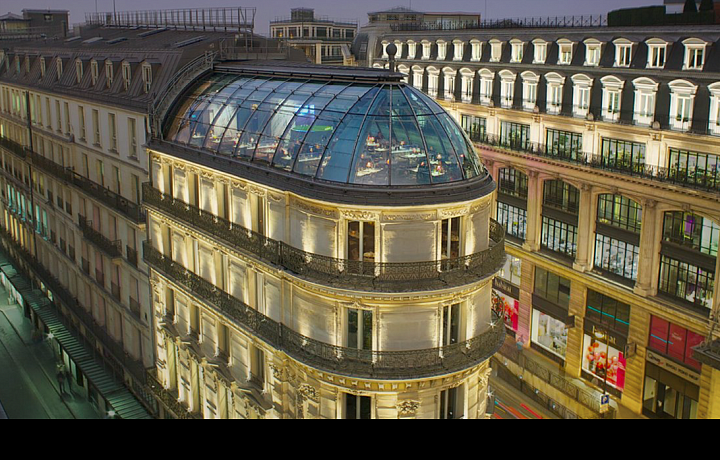 UFO zvané KONG v 5. patře budovy Haussmann, kde se každé okno může pochlubit jiným výhledem.