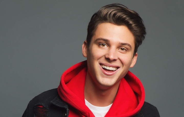 Momentálně je tenhle hezoun nezadaný.