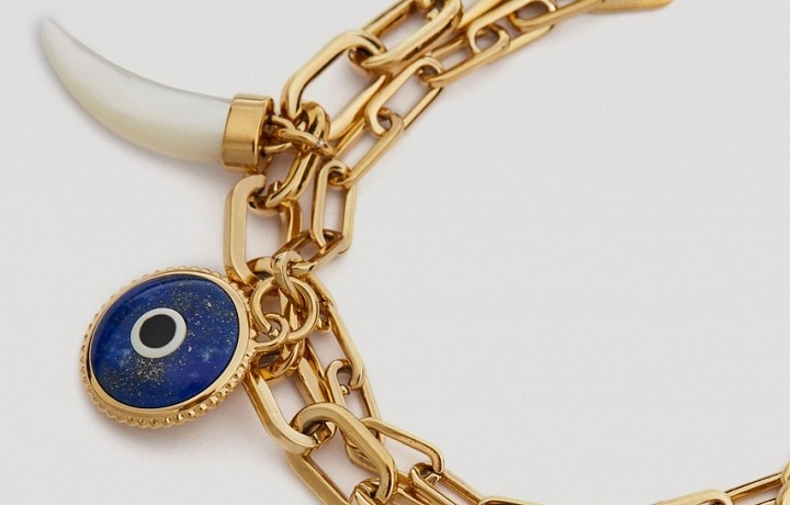 Kromě symbolu oka zdobí šperky i další symboly