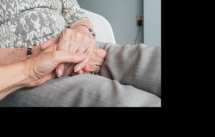 Ruce sedících seniorů