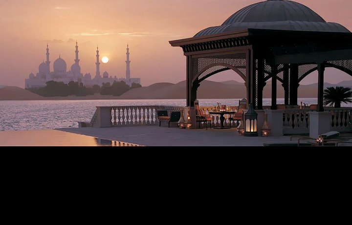 Výhled na mešitu z pláže hotelu Shangri-La