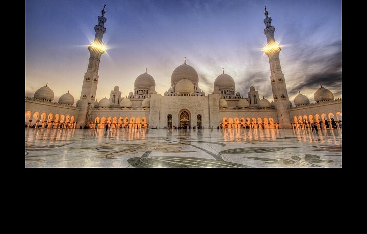 Jedna z největších mešit na světě Sheikh Zayed Grand Mosque
